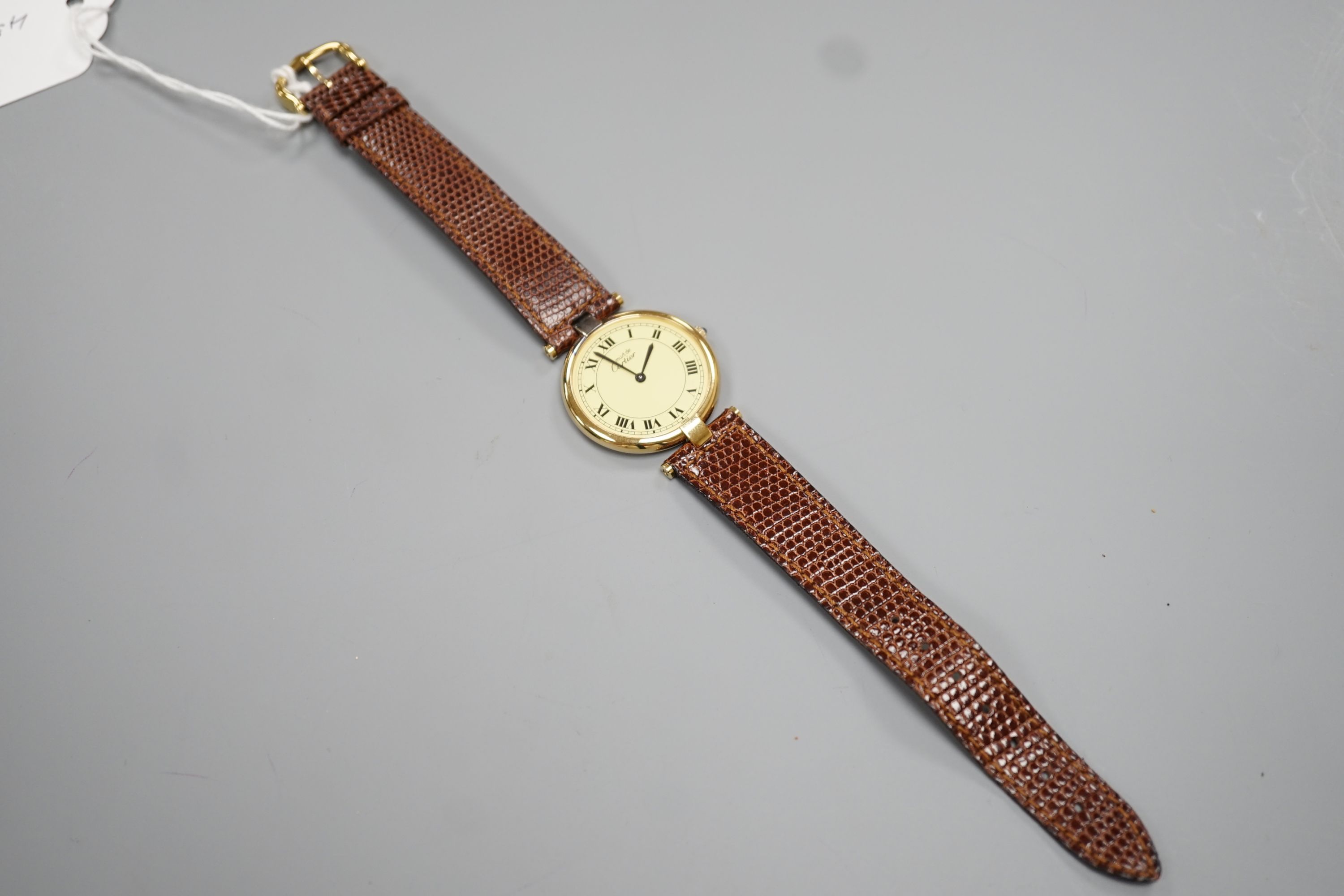 A gentleman's gilt 925 Must de Cartier quartz dress wrist watch, on Must de Cartier leather strap.